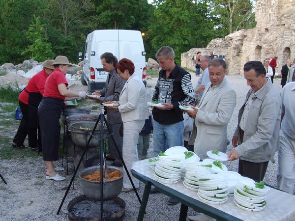 Kokneses pilsdrupās — balle celtniekiem