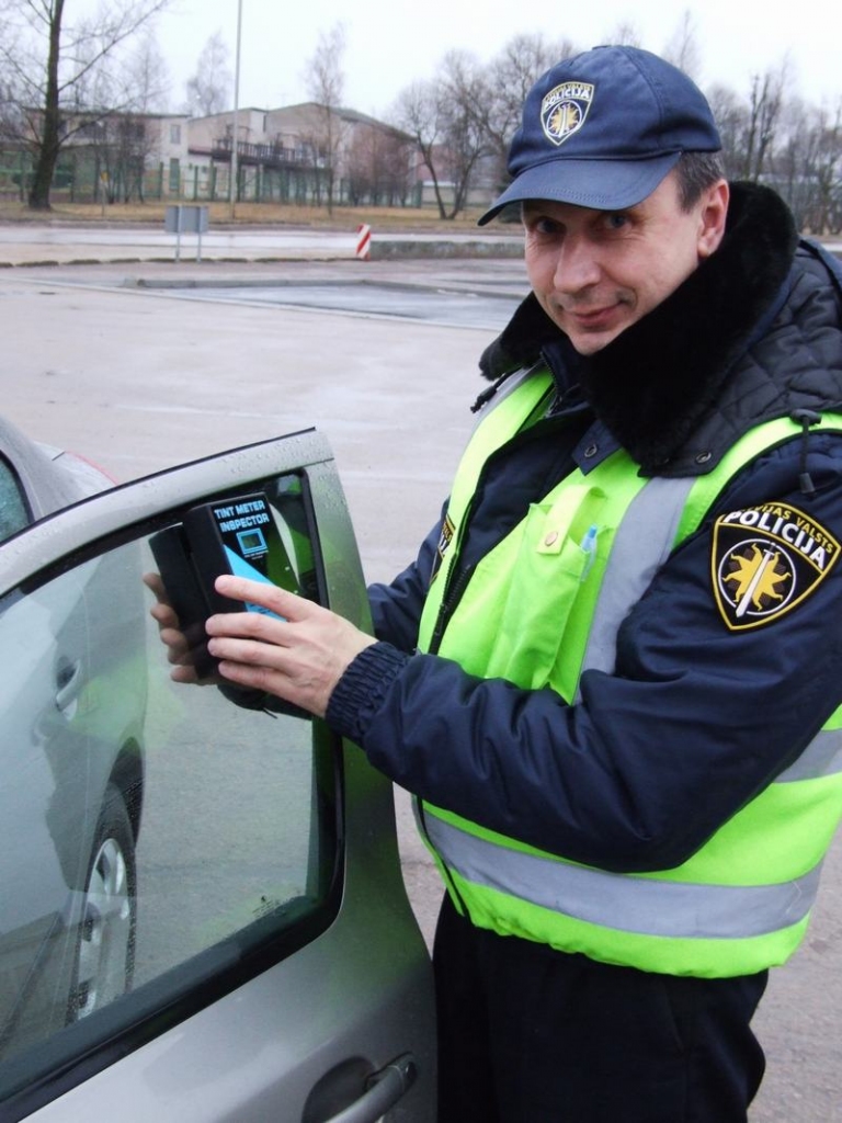 Apbalvo labākos ceļu policistus