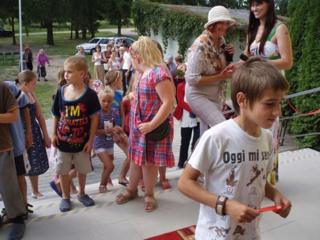 Ar lentes gabaliņu pa sarkanu paklāju