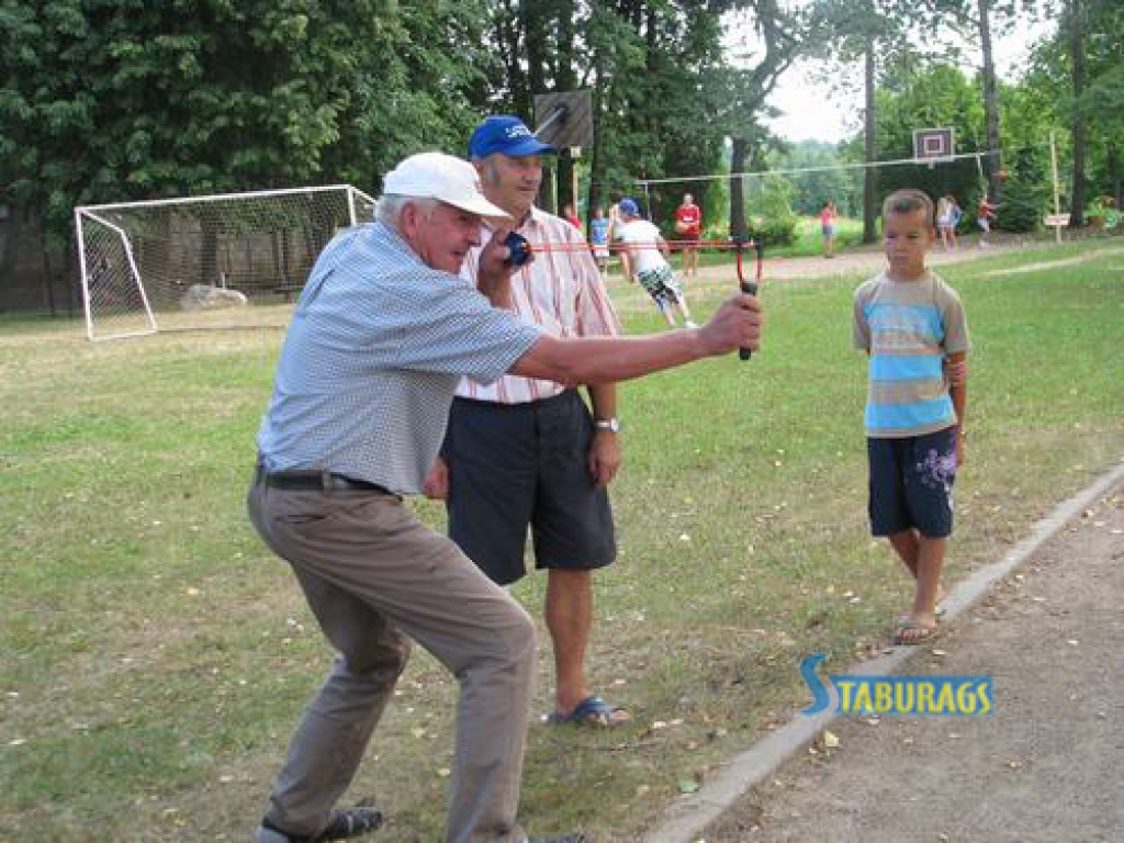 Spēlē futbolu un šauj ar “kaķeni”