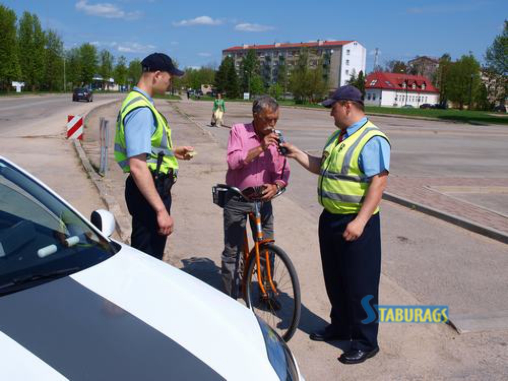 Iereibis velosipēdists teju pakļūst zem vilciena