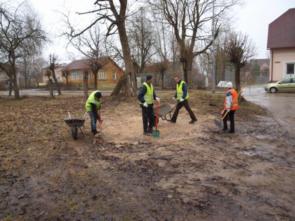 Skrīveros talciniekus izbiedē lietus