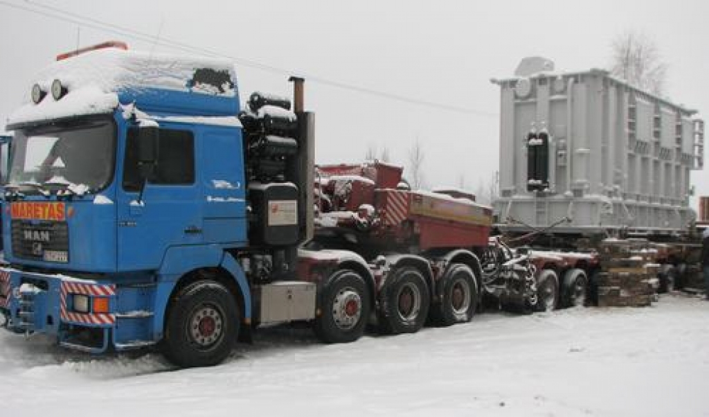 Uz Pļaviņu HES atved 147 tonnas smagu transformatoru