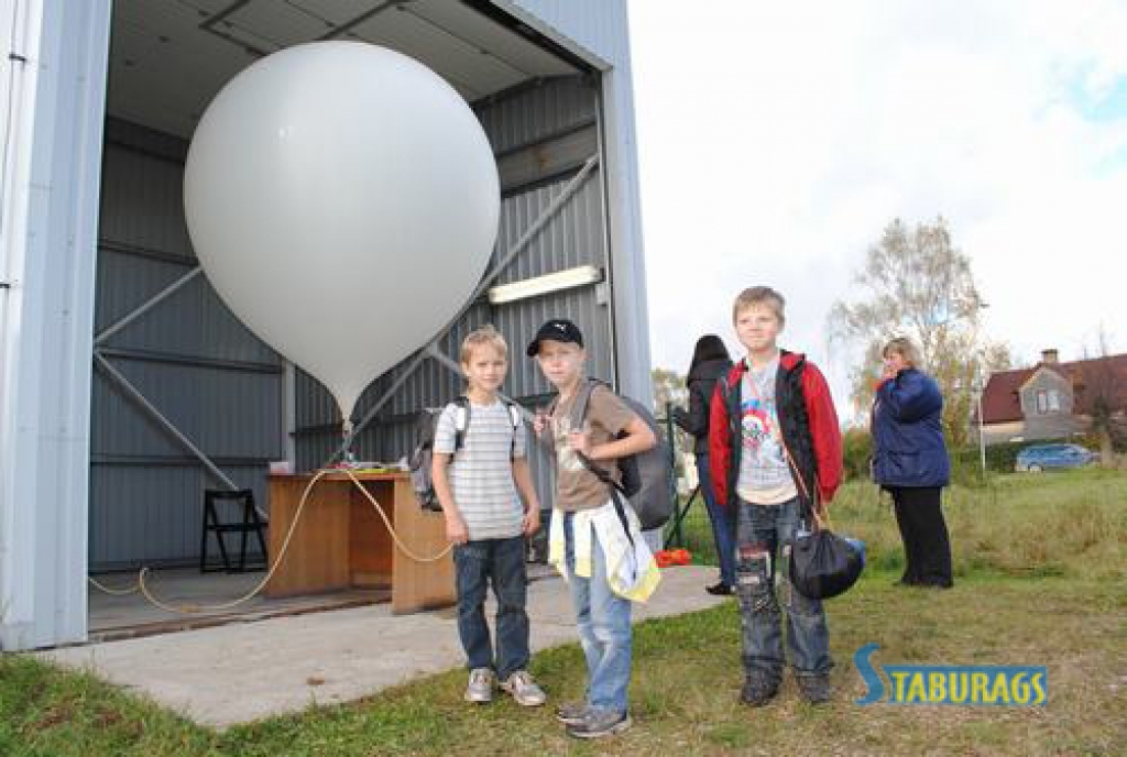 No Skrīveru meteoroloģiskās novērojumu stacijas palaž pirmo Latvijas kosmisko zondi "Zinoo-1"