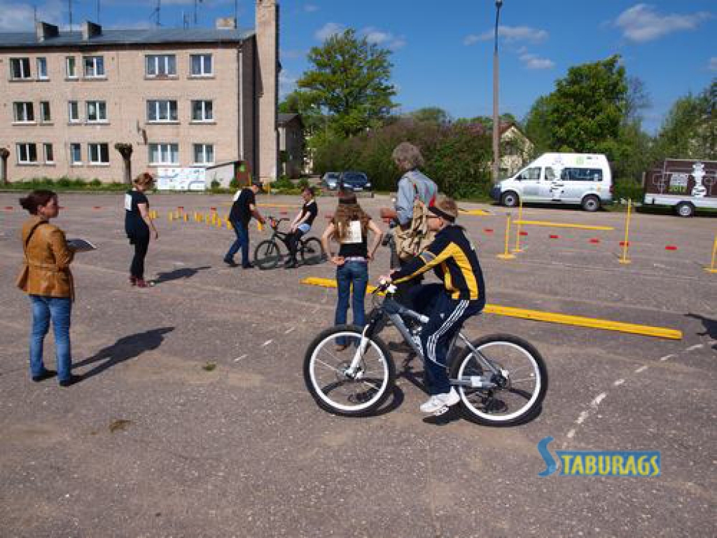 Skrīveros sacenšas jaunie velosipēdisti