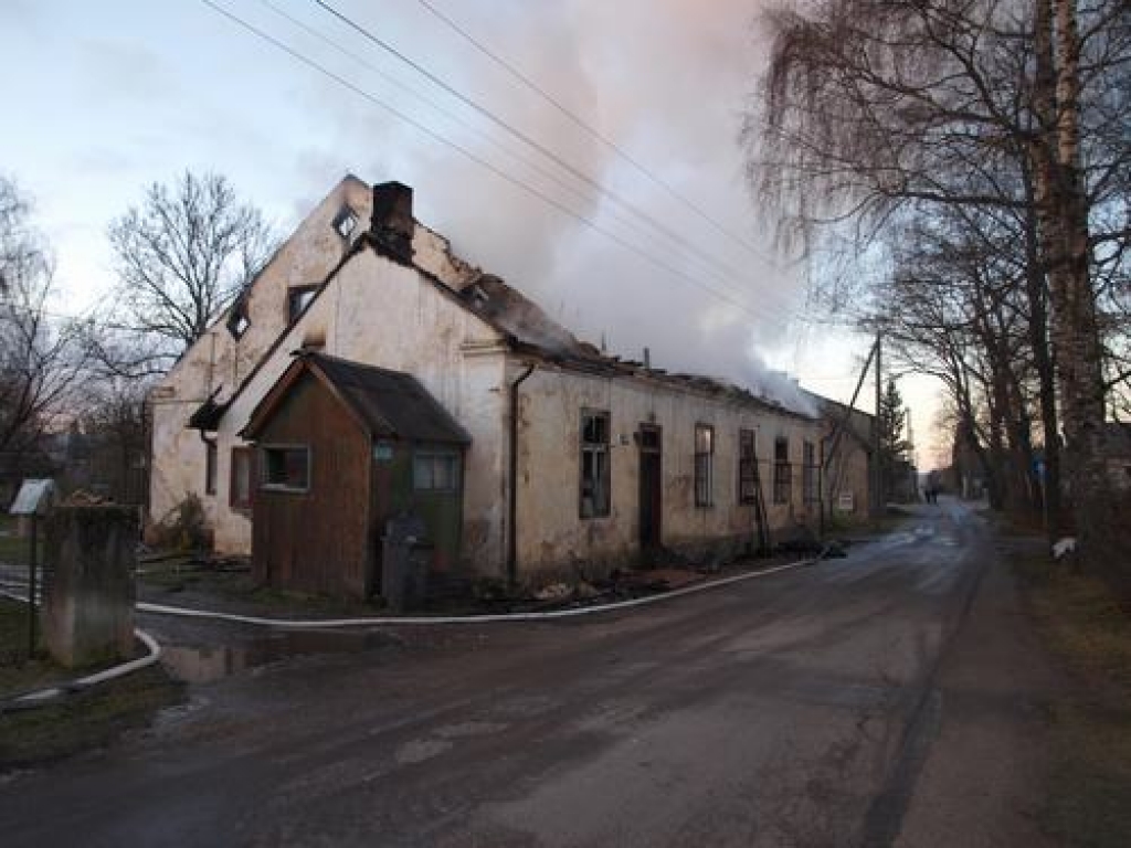 Jaunjelgavā nodeg dzīvojamā māja