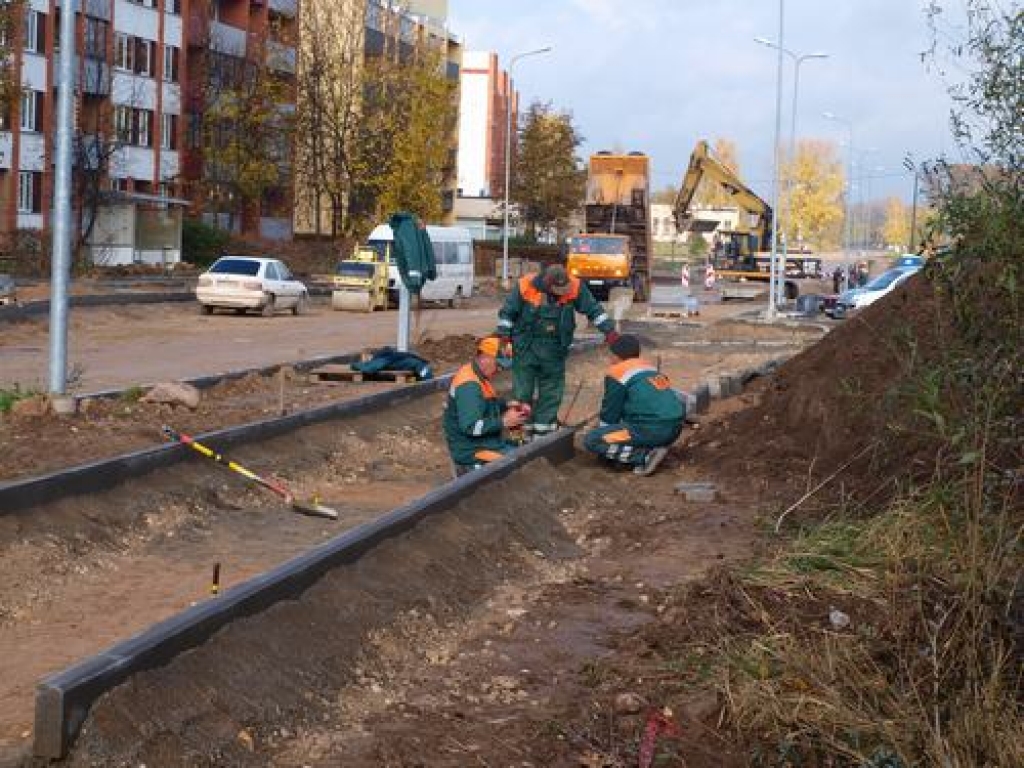 Lāčplēša ielā jau šonedēļ asfaltēs stāvlaukumus