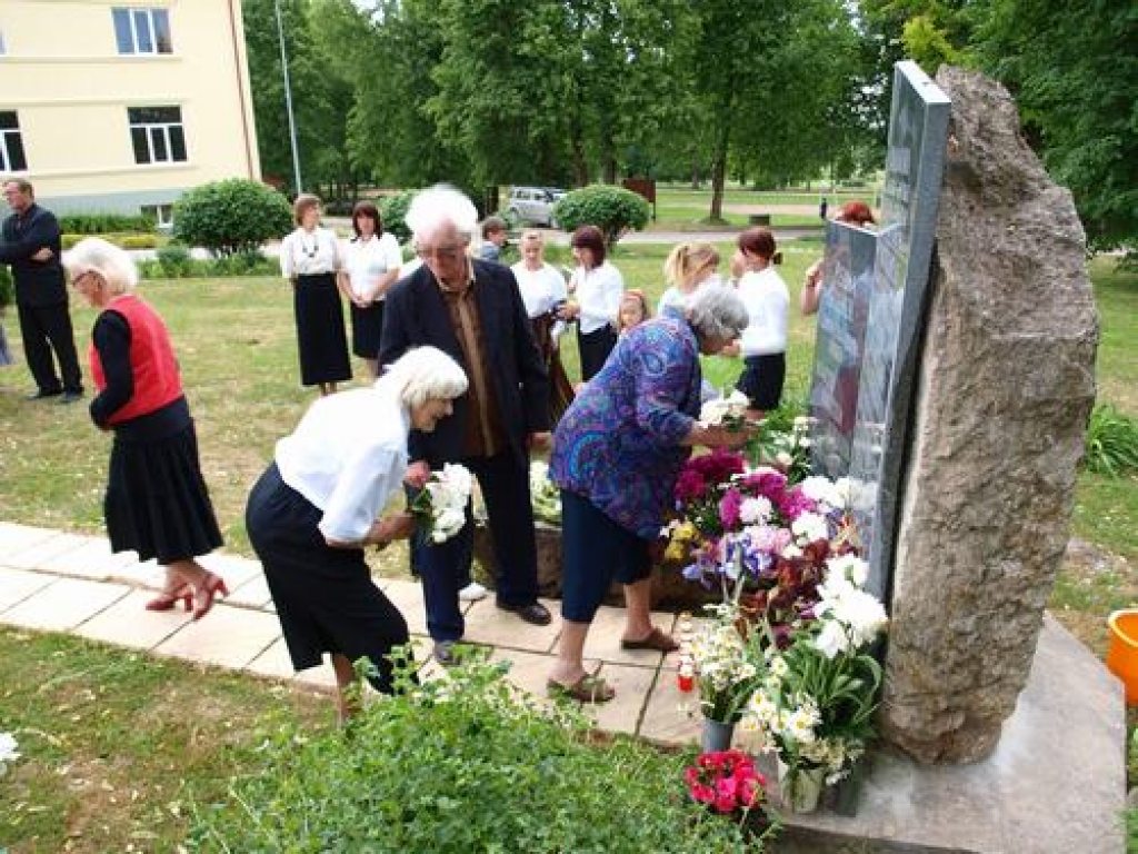 Piemin deportāciju upurus