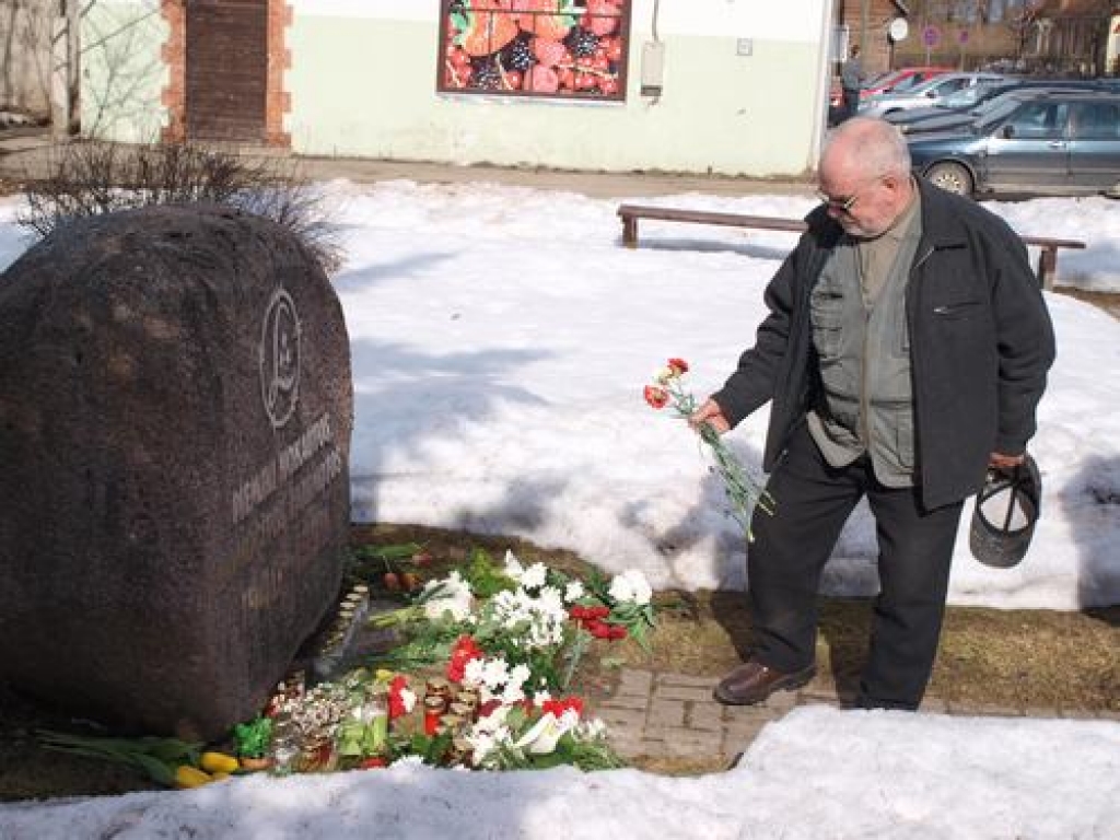 Piemin komunistiskā genocīda upurus