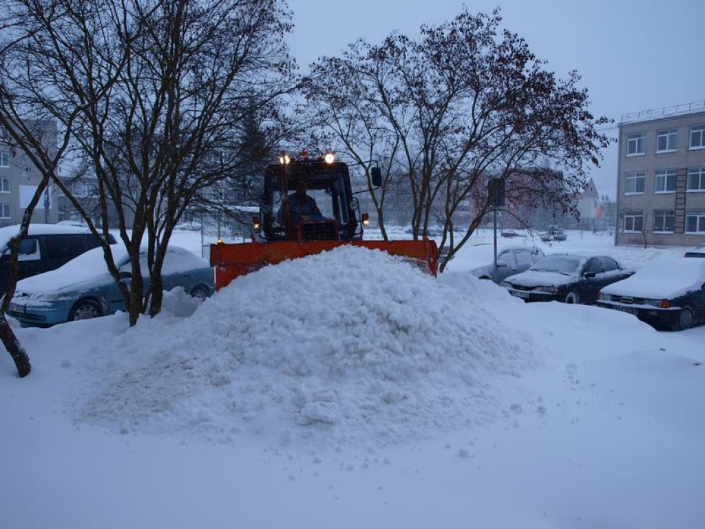 Sniegputenis apgrūtina satiksmi