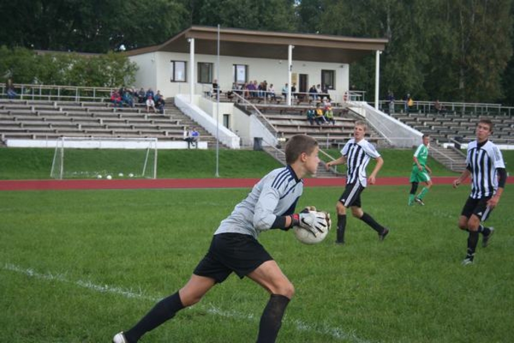 Aizkrauklē sīvas cīņas futbolā