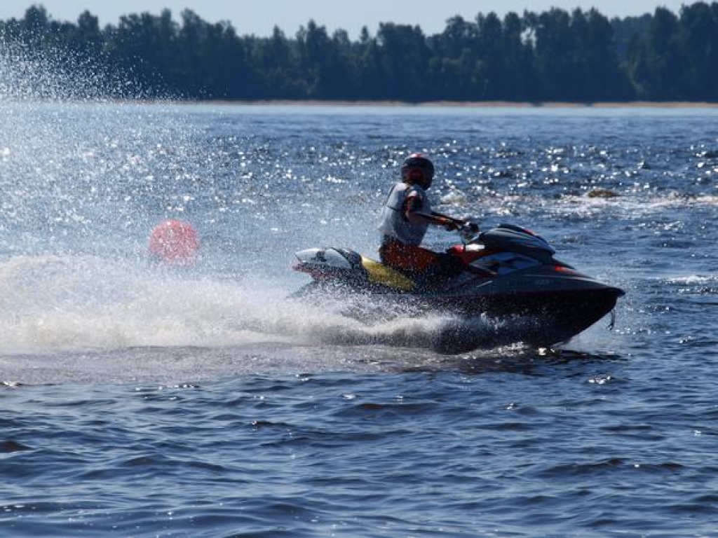 Daugavā traucas ūdens motocikli