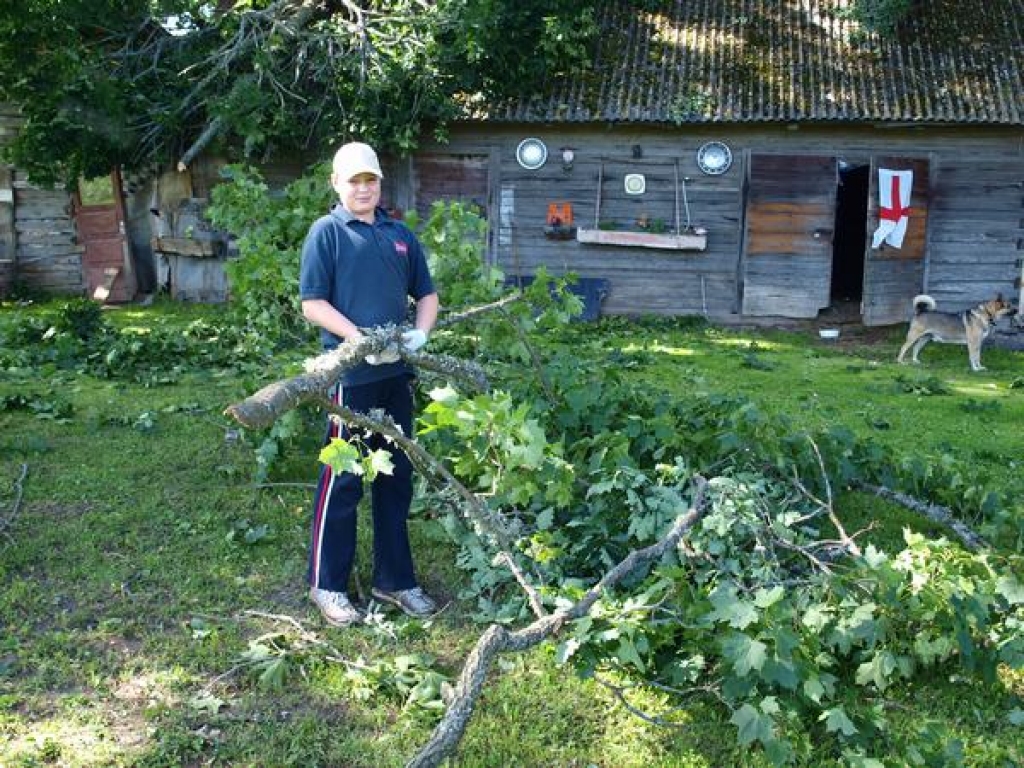 Sunākstē virpuļviesulis lauž kokus