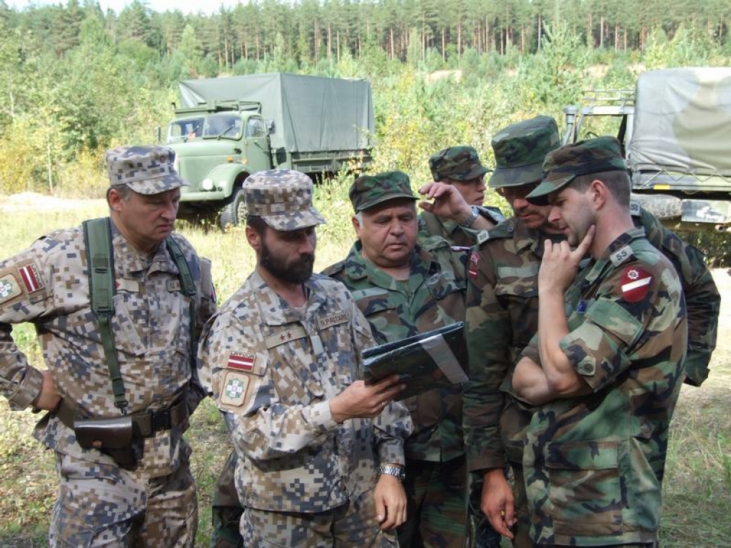 Pļaviņu mežā “ķer teroristus”