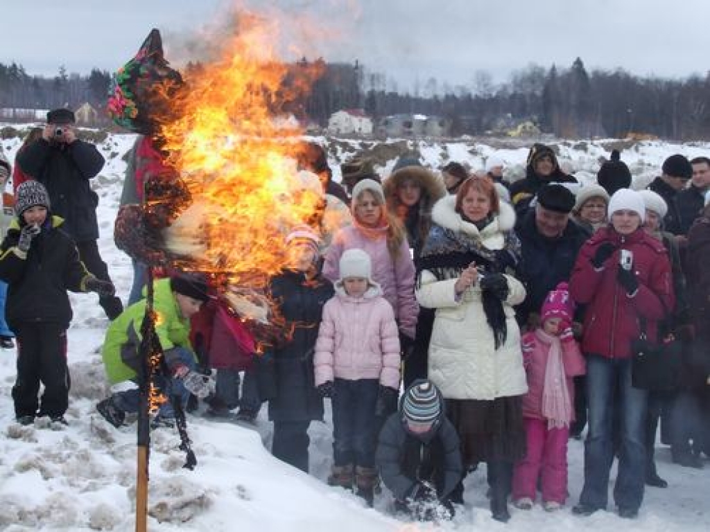 Dedzinot lelli atvadās no ziemas