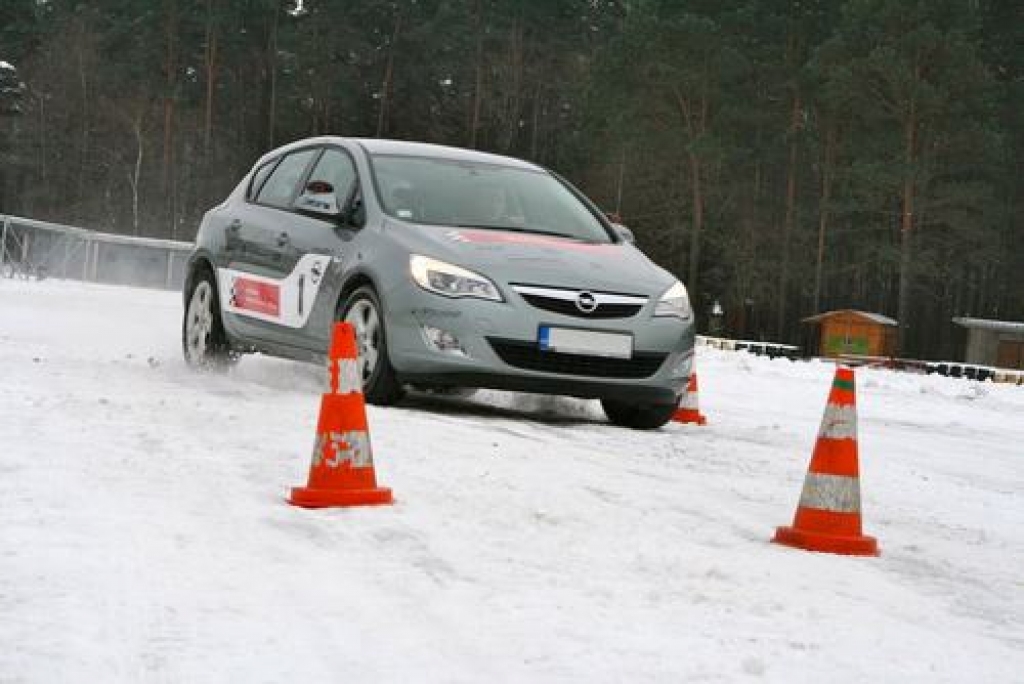 Drošas Braukšanas Skola atgādina kā pārvarēt slidenos ceļus