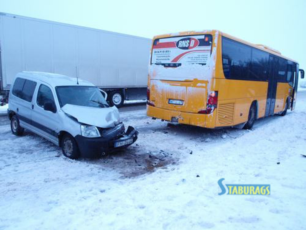 Ietriecas pasažieru autobusā