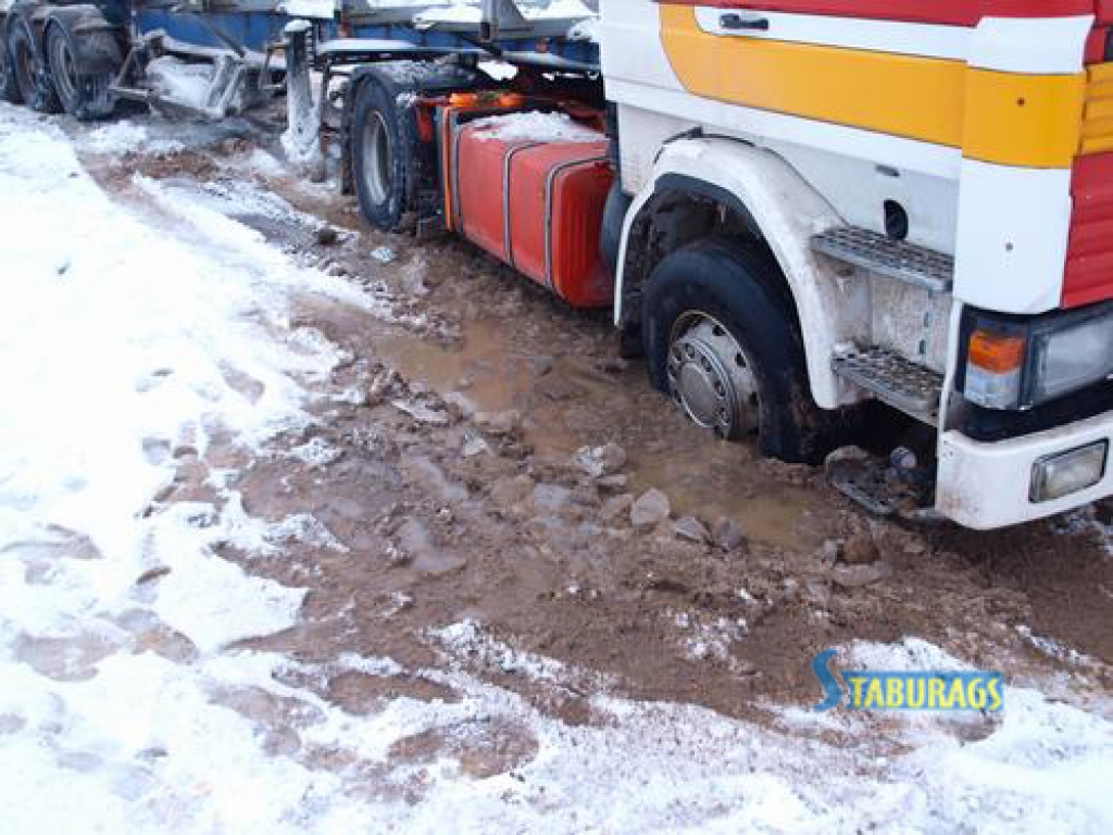 Kravas automašīnas iekrīt bedrē