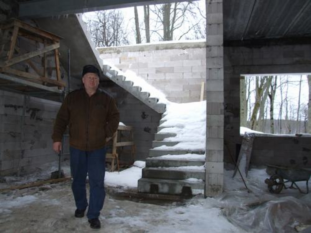 Pa kreisi zāle, pa labi — garderobe
