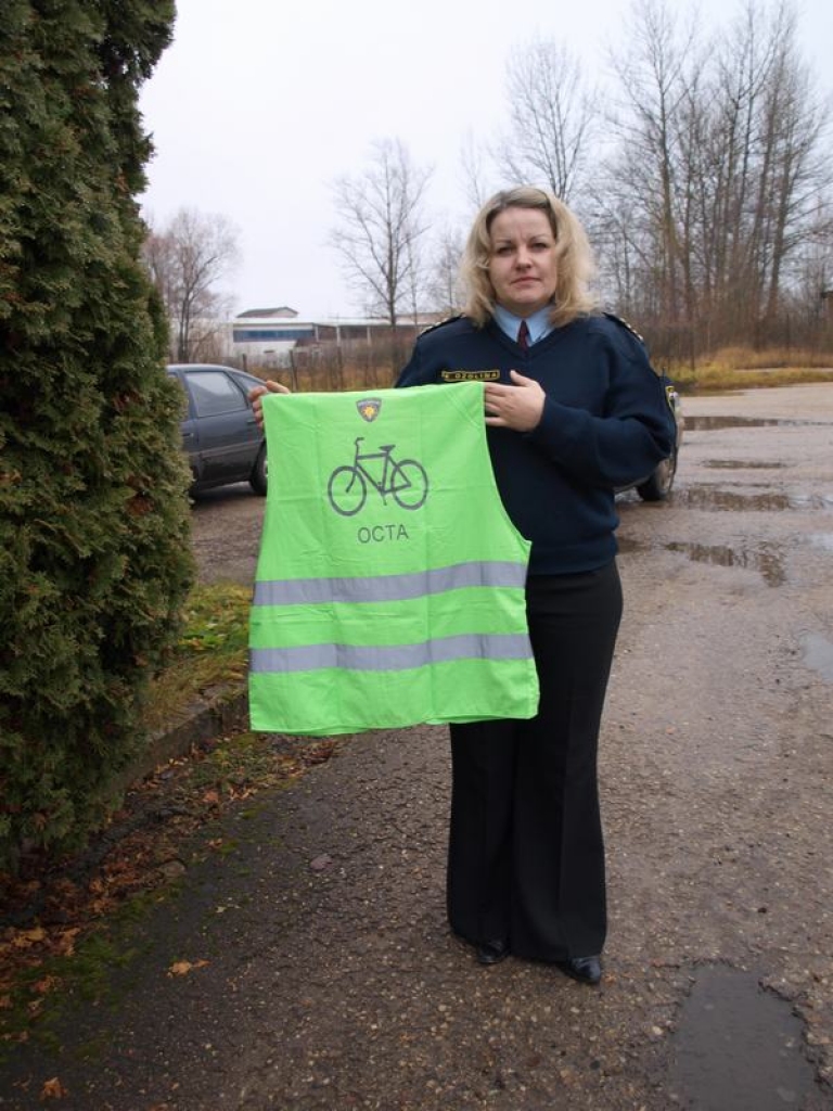 Pārbauda gājējus un velosipēdistus