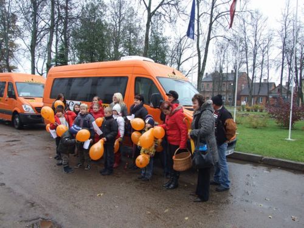 Autobusus saņem  vēsturiskā dienā