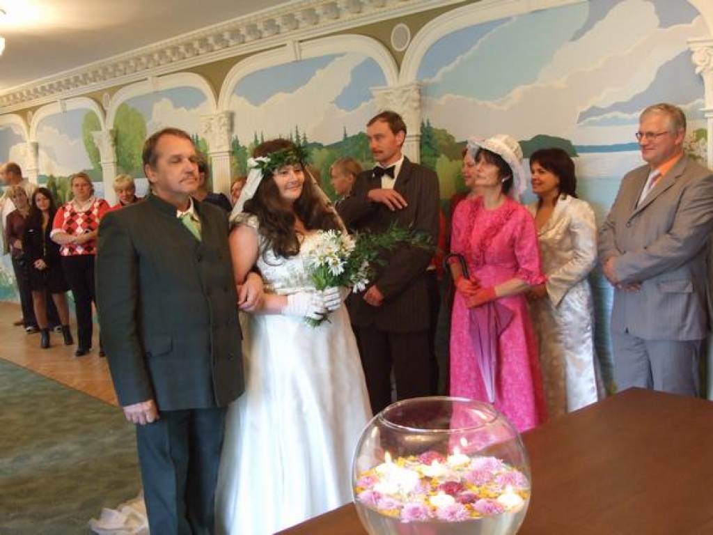 Jauno tradīciju zāli atklāj ar kāzām