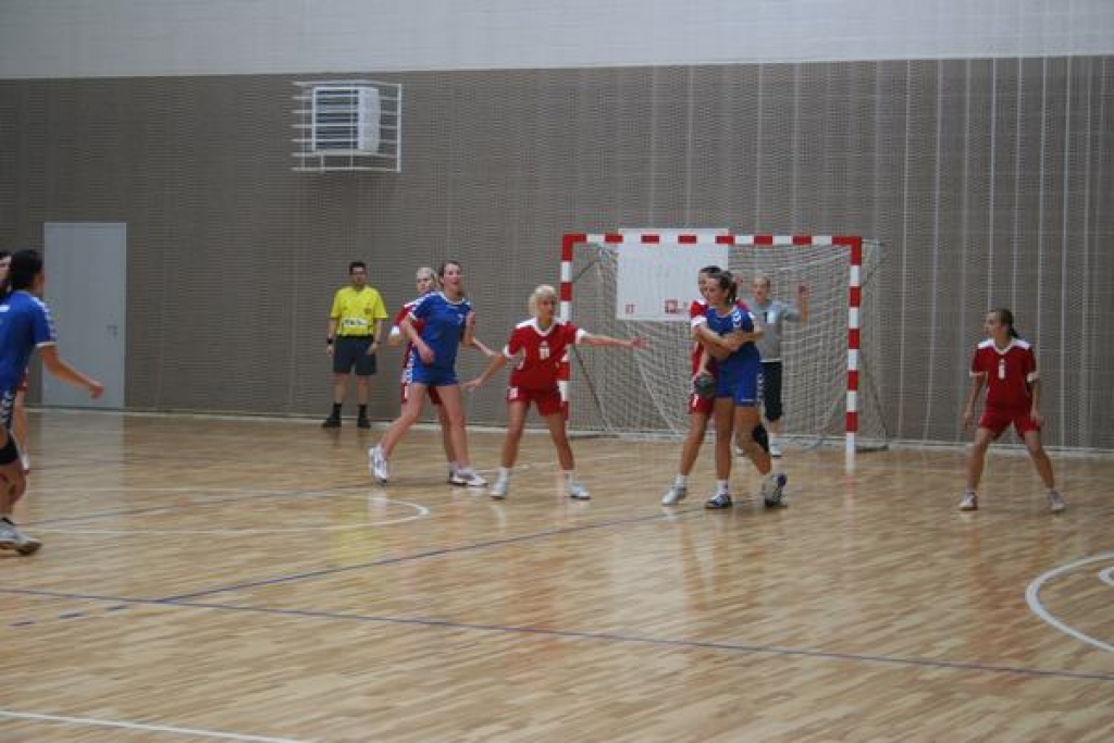 Handbolistēm pirmā uzvara