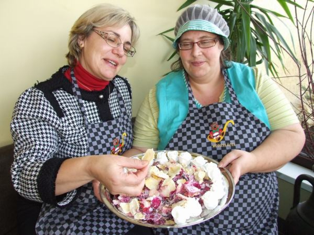Rundāles pils rozes uz “Meduslāča” tortēm