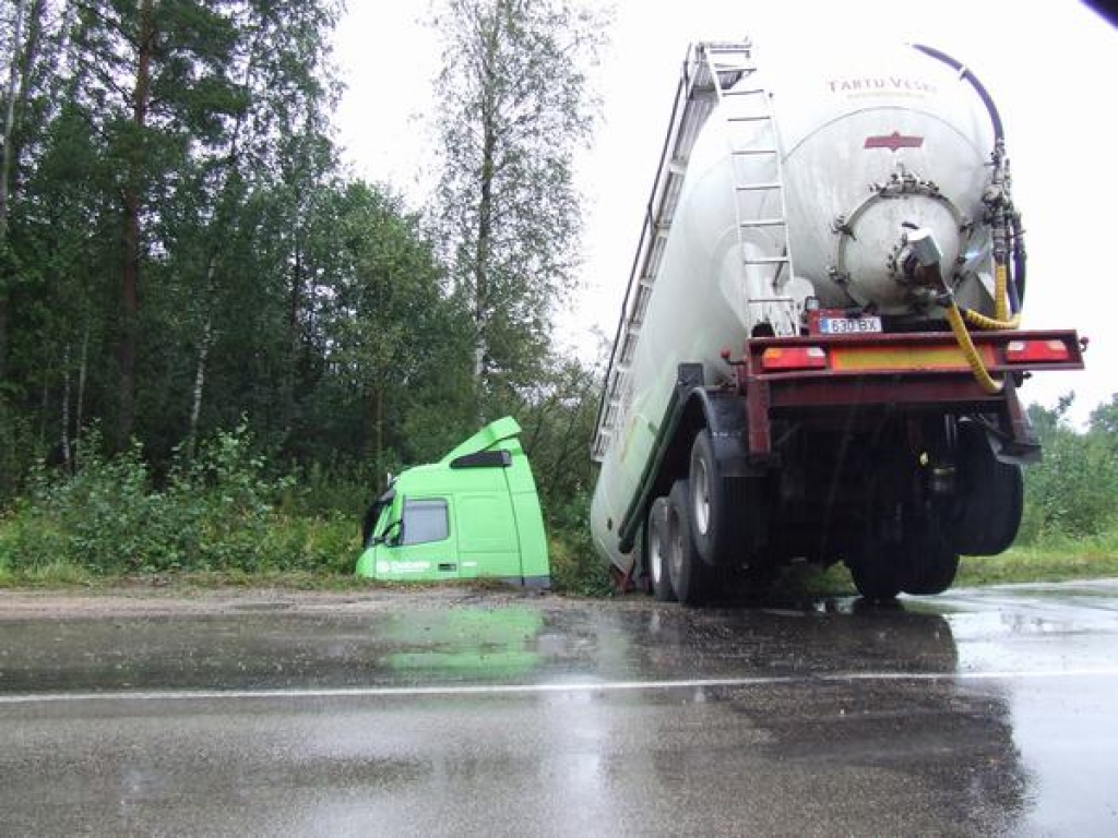 Piekabe paliek uz ceļa, autovadītājs grāvī
