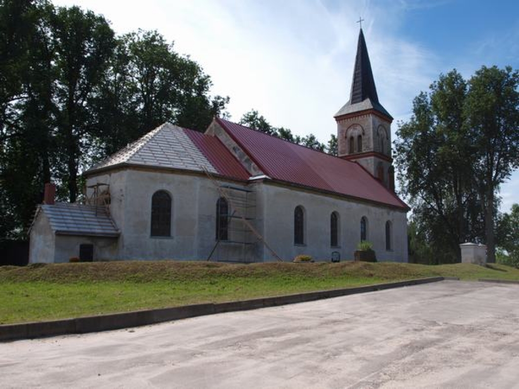 Baznīcai maina jumtu