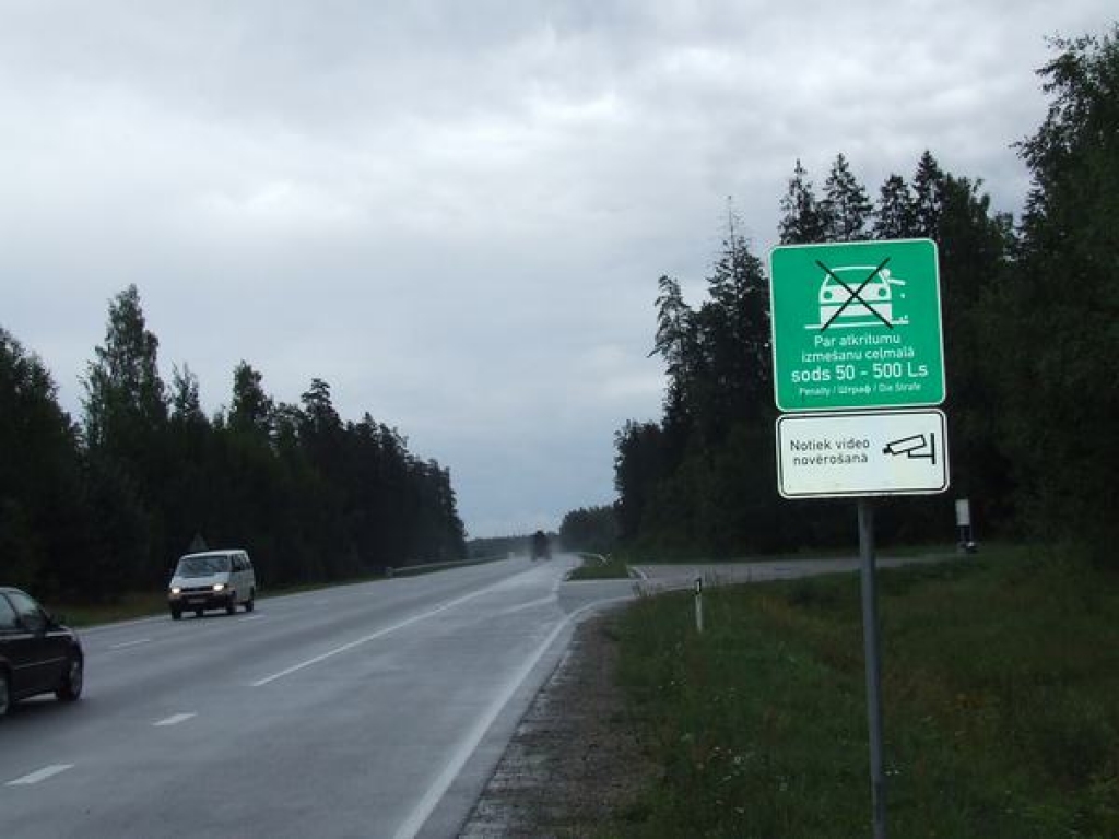 Cūkmens novieto jaunu ceļa zīmi