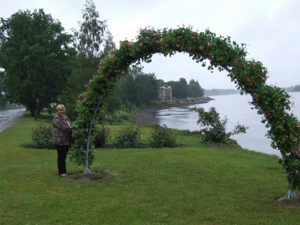 Ziedu varavīksne Daugavas malā