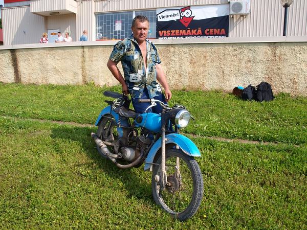 Uz veikalu ar pusgadsimtu vecu motociklu