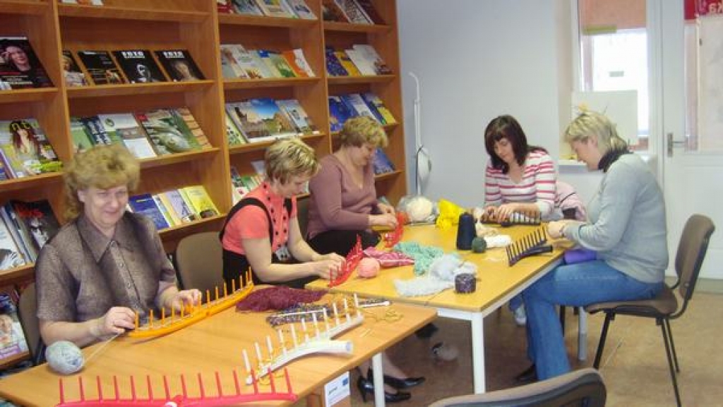 Ar grābekli uz bibliotēku