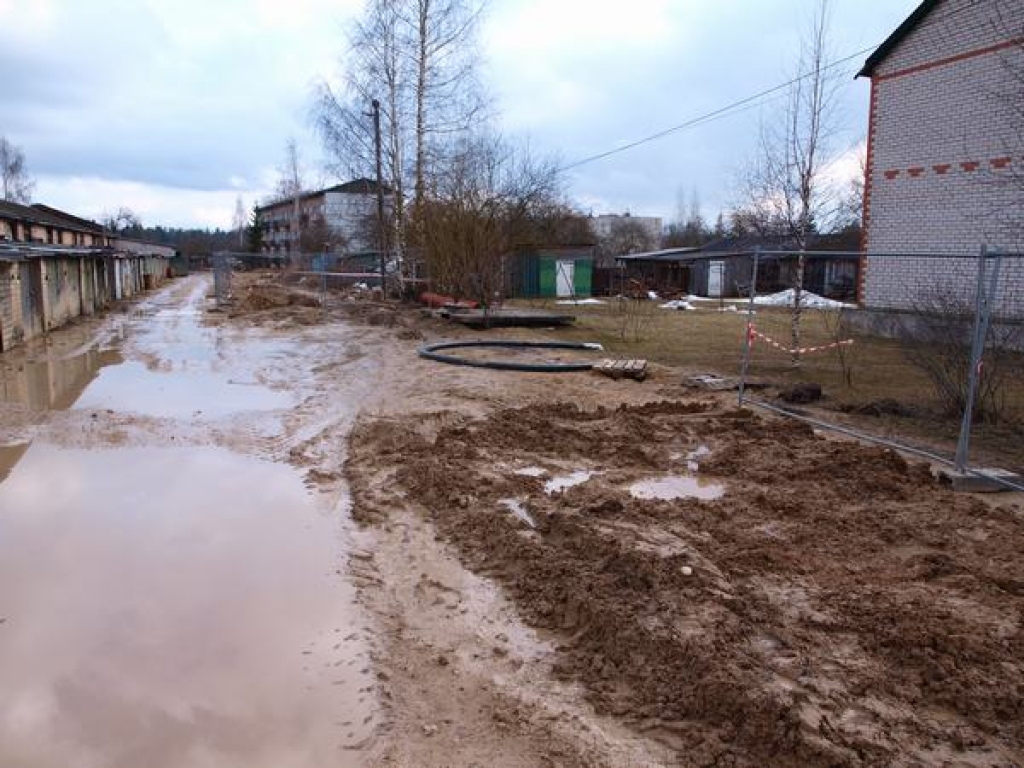 Pilsētniekiem jābrien pa dubļiem