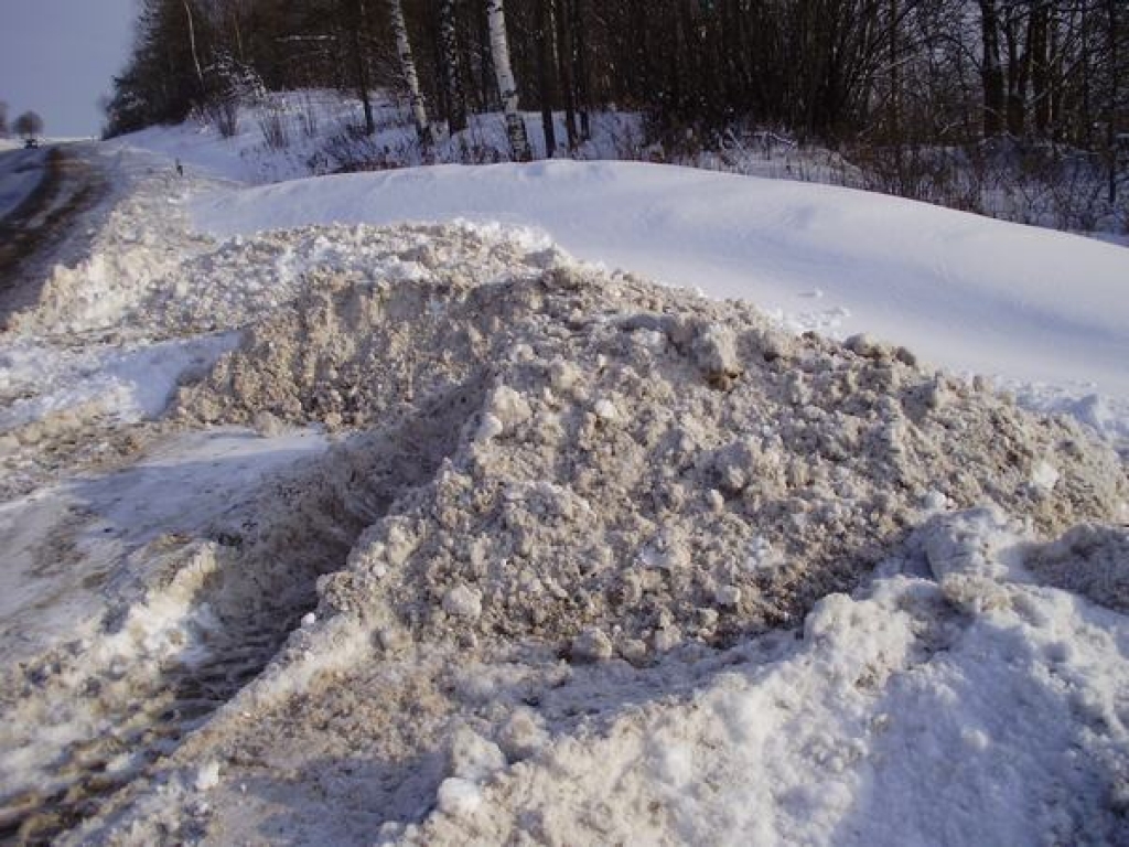 Sniega kalnu ar lāpstu nenorakt
