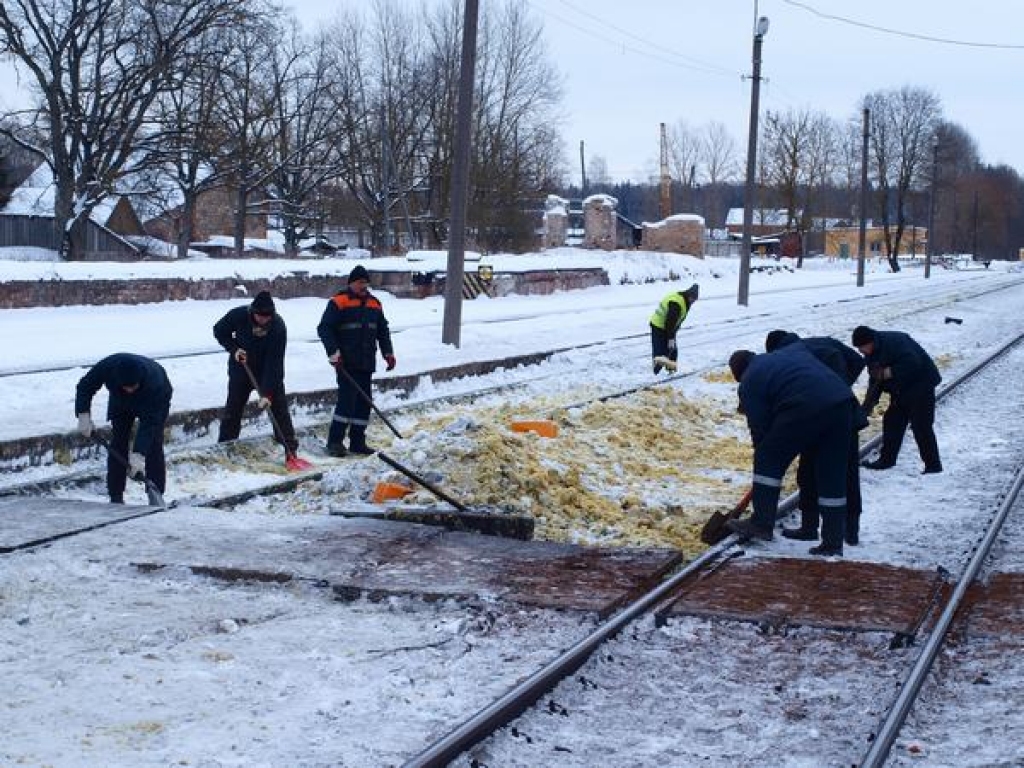 Koknesē no vilciena izplūst tonna dīzeļeļļas