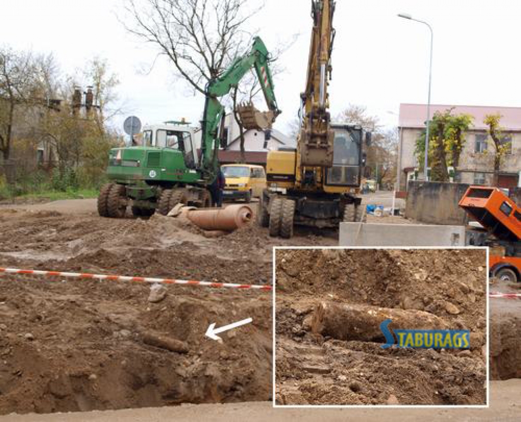Zem ielas seguma atrod nesprāgušu lādiņu