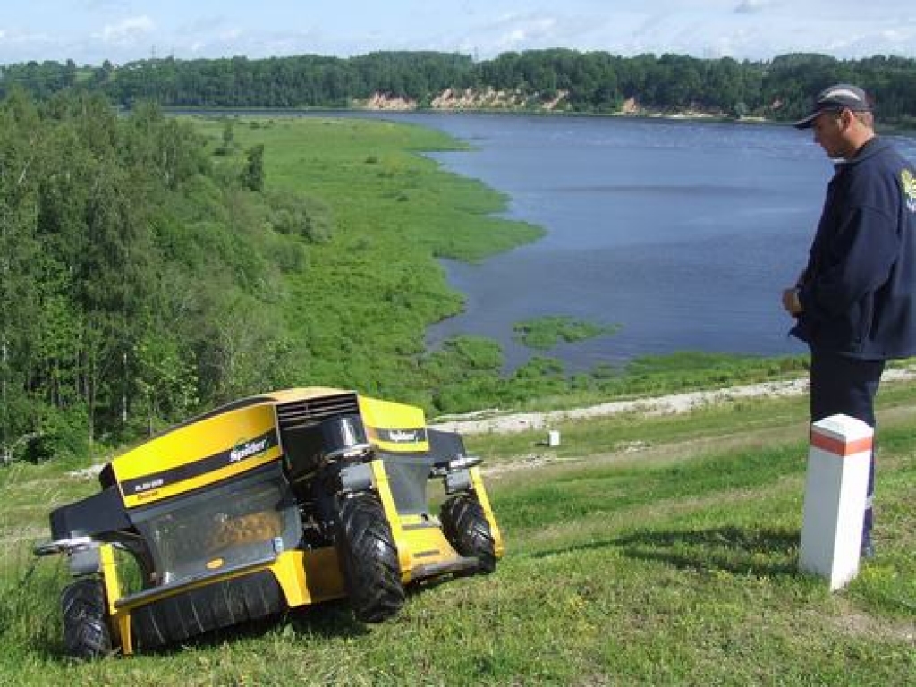 Aizkrauklē zāli pļauj robotiņš