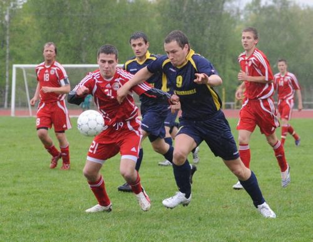 Futbolam lietus netraucē