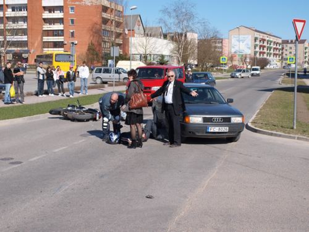 Iereibis advokāts notriec motociklistu