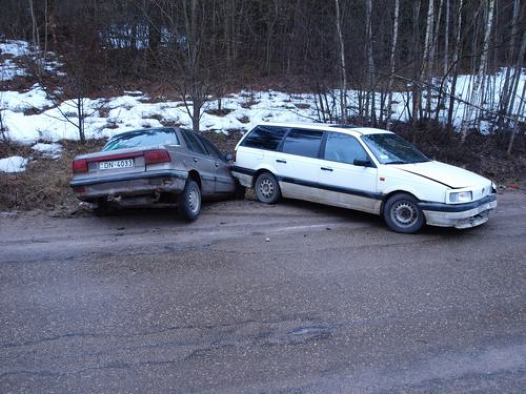 Grāvī ieslīd piecas automašīnas