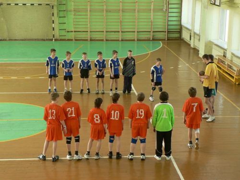 Handbolistiem uzvaras visās splēlēs
