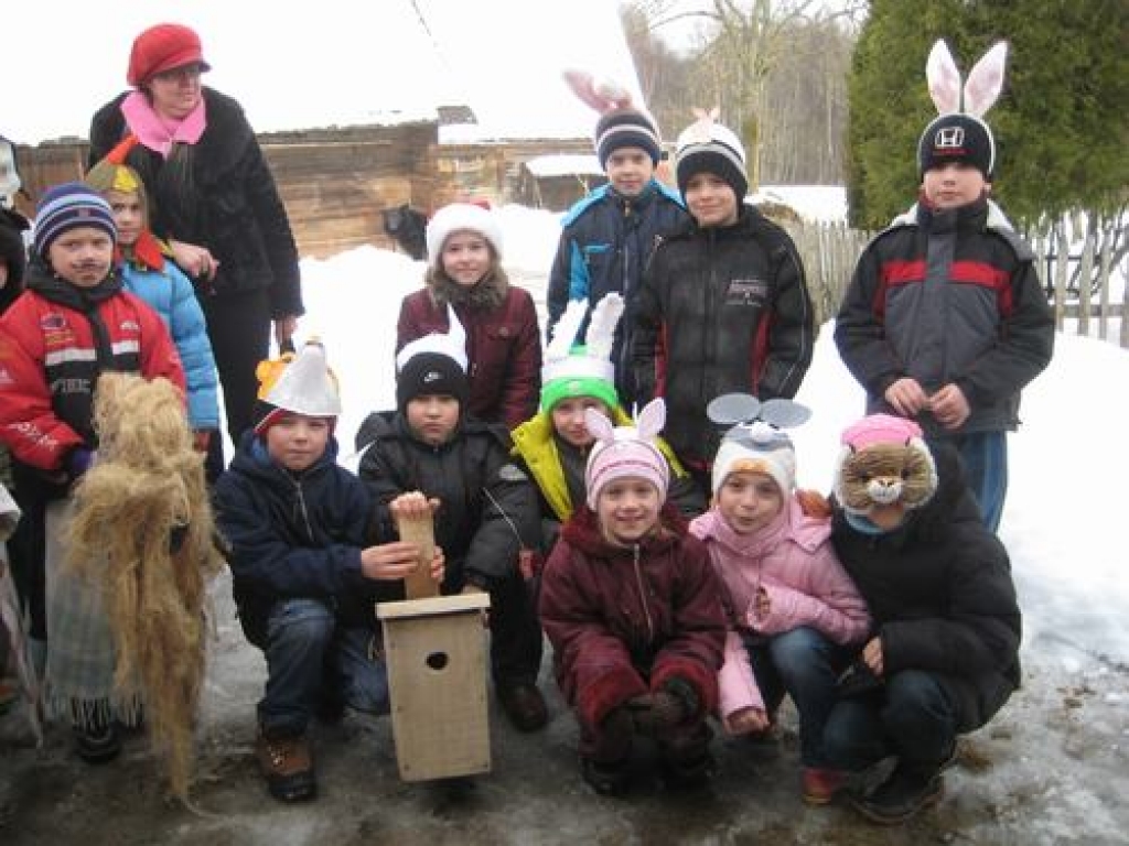 Tērpušies maskās, aizvada ziemu