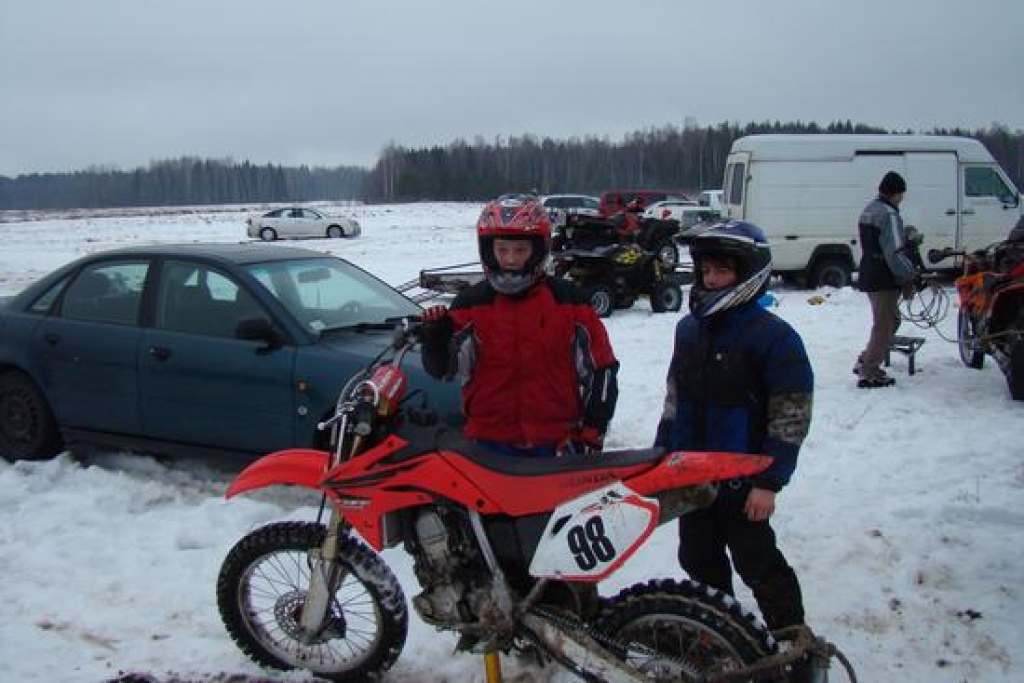 Uz slēpēm aiz motocikla