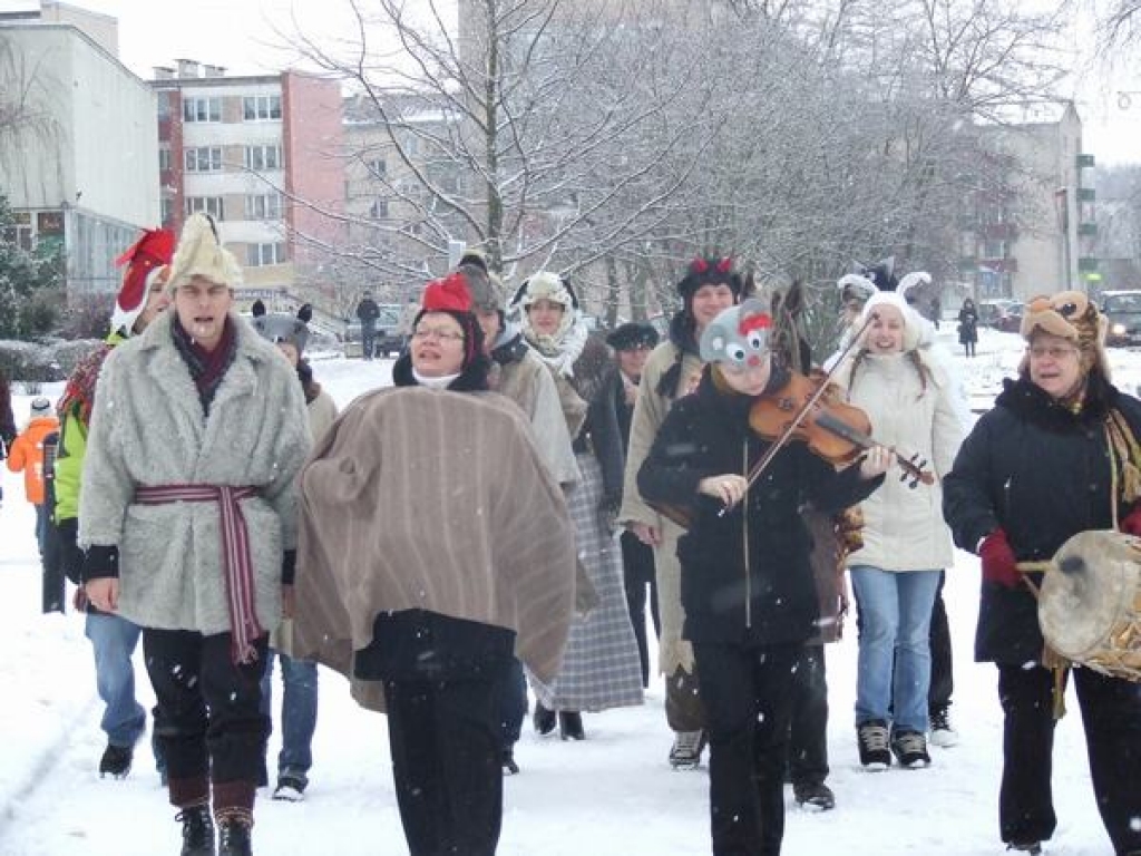 Ķekatnieki sanākuši dziedādami, dancodami