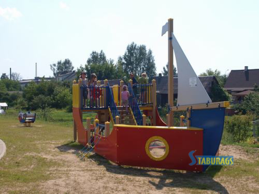 Bērni var rotaļāties uz “kuģa”