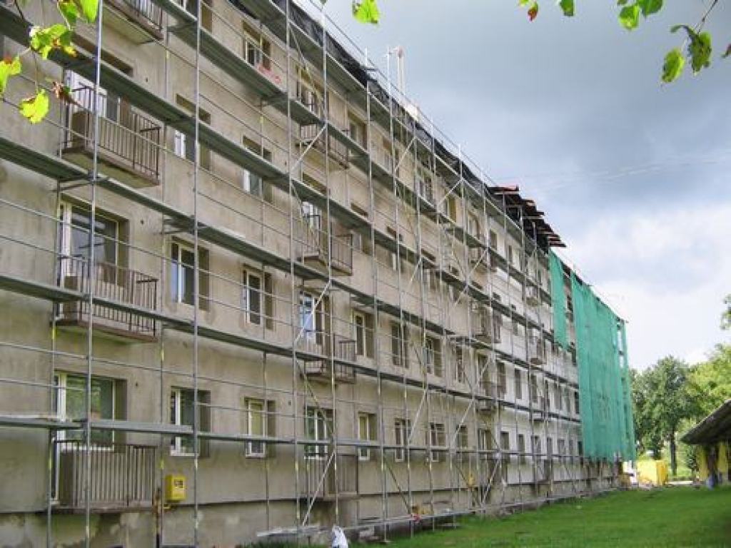 Pļaviņās siltina daudzdzīvokļu māju