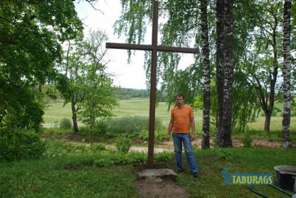 Baznīcā jauni krusti