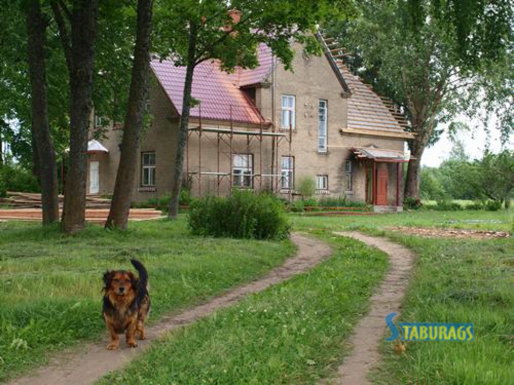 Mazzalvē turpina mainīt jumtus